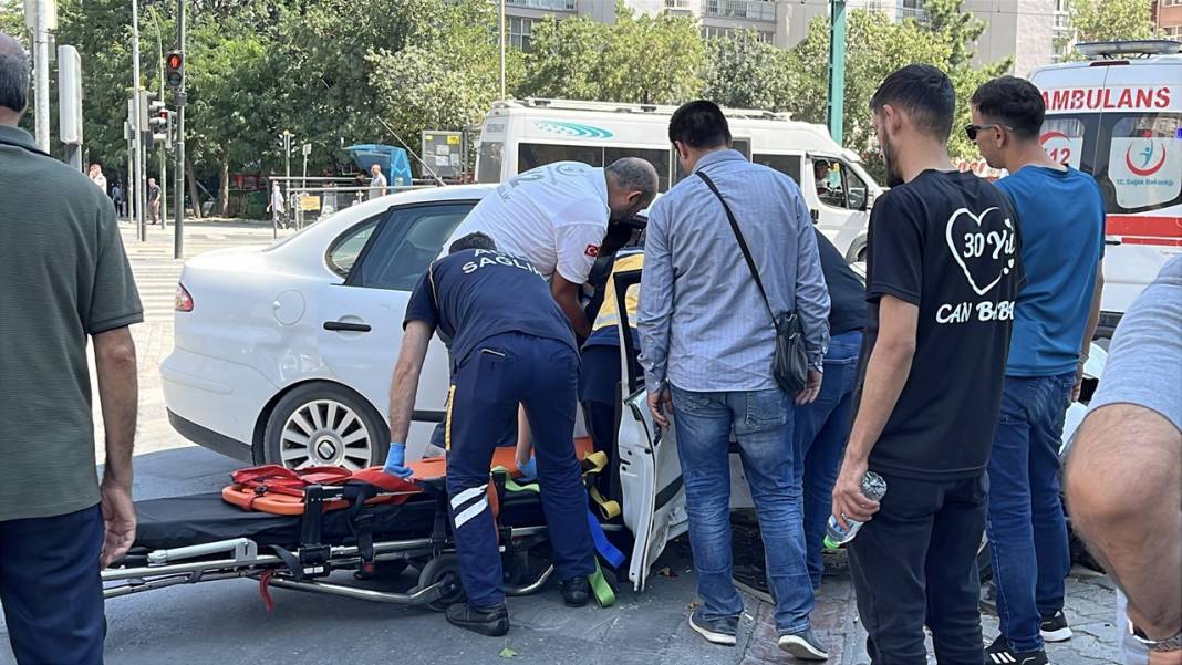 Konya merkezde kamyonet ve otomobil çarpıştı! Çok sayıda yaralı var 1